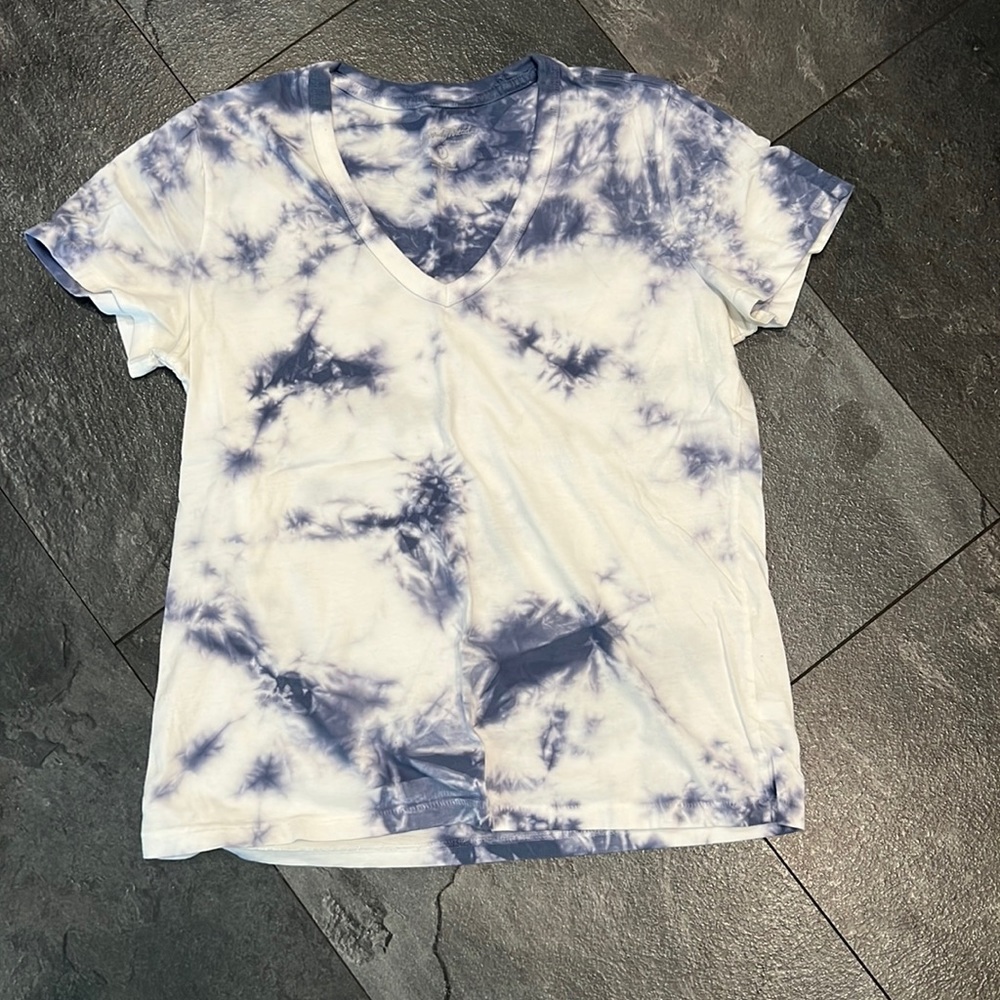 Universal Thread v neck tie dye shirt